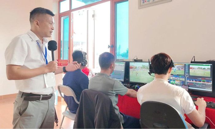 Bình luận viên, bộ phận kỹ thuật trang “Bóng đá Bắc Giang” tác nghiệp tại một buổi phát trực tiếp.