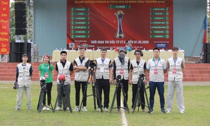 Ê kíp trang “Bóng đá Bắc Giang” làm nhiệm vụ livestream tại một giải phong trào.