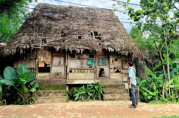 Khu nhà đón tiếp du khách ở làng Bhơ Hôồng đã xuống cấp nghiêm trọng. Ảnh: PHAN VINH