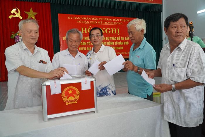 Cử tri đại diện hộ gia đình tổ dân phố Mỹ Thạch Đông bỏ phiếu lấy ý kiến đối với dự thảo Đề án sắp xếp tổ dân phố trên địa bàn phường Bàn Thạch. Ảnh: N.ĐOAN