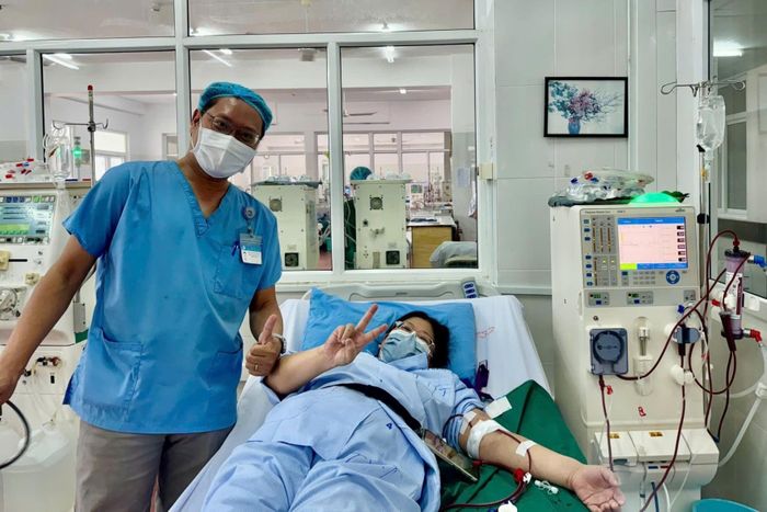 BSCKII. Nguyễn Anh Tuấn, Trưởng khoa Thận nhân tạo - Lọc máu, Bệnh viện C Đà Nẵng thăm hỏi, động viên du khách trong quá trình lọc máu. Ảnh: XUÂN TRÌNH