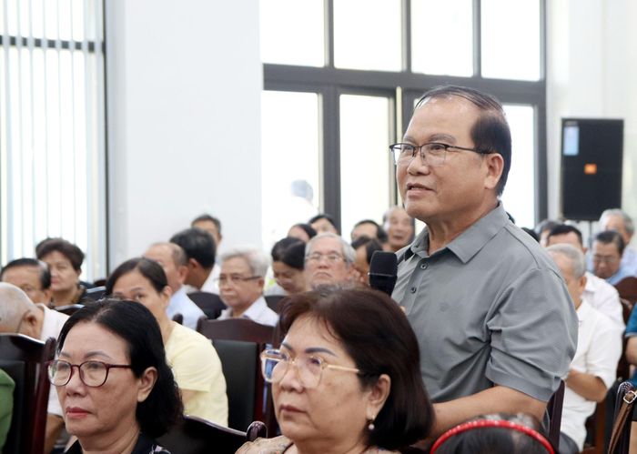 Cử tri kiến nghị tại hội nghị. Ảnh: TRỌNG HUY