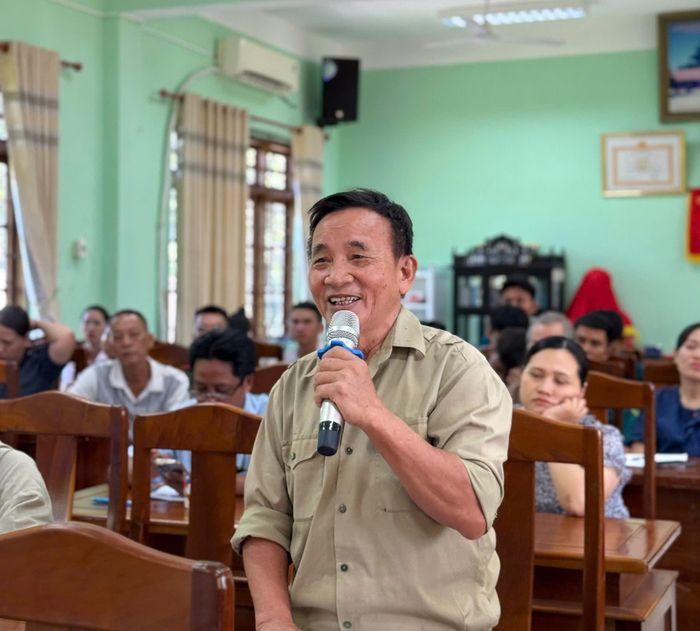 Một cử tri xã Tân Hiệp phát biểu tại buổi tiếp xúc. Ảnh: NGỌC HƯNG