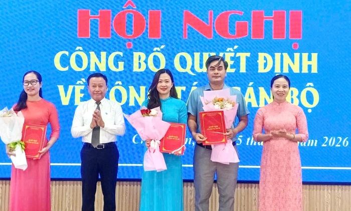 Thường trực Đảng ủy xã Chiên Đàn trao quyết định của Ban Thường vụ Thành ủy chỉ định nhân sự tham gia Ban Chấp hành Đảng bộ xã nhiệm kỳ 2025 - 2030. Ảnh: N.ĐOAN