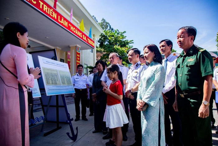 Đại biểu tham quan triển lãm. Ảnh: BẢO LÂM