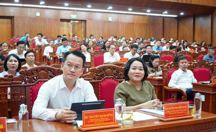 Trưởng ban Tuyên giáo và Dân vận Thành ủy Huỳnh Thị Thùy Dung (hàng đầu, bên phải sang) tham dự hội nghị. Ảnh: VINH ANH