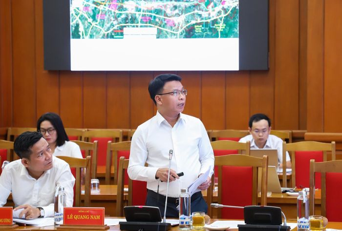 Ông Lê Thành Hưng, Giám đốc Ban Quản lý các dự án đầu tư cơ sở hạ tầng ưu tiên Đà Nẵng trình bày phương án sử dụng nguồn lực tài chính từ khai thác quỹ đất để tạo nguồn vốn đầu tư dự án Tuyến đường kết nối tốc độ cao từ trung tâm thành phố đến Chu Lai. Ảnh: NGỌC PHÚ