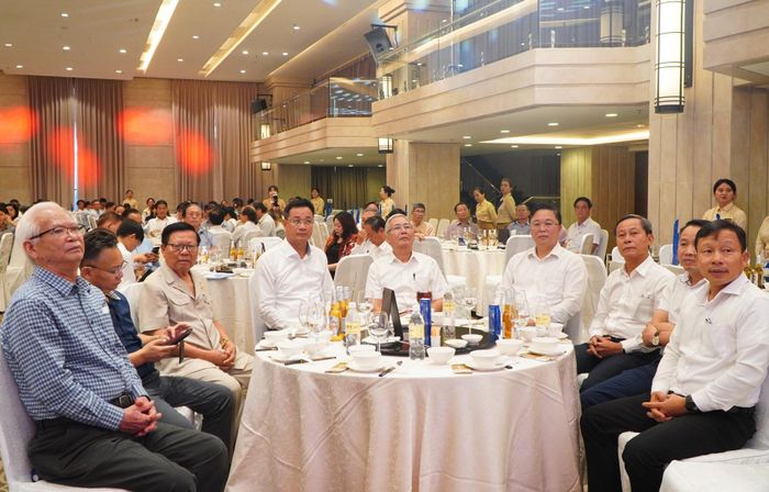 Bí thư Thành ủy Lê Ngọc Quang (thứ 4, từ trái qua) cùng lãnh đạo thành phố và đại biểu tham dự buổi gặp mặt. Ảnh: TÂM ĐAN