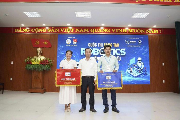 Ban tổ chức trao giải Nhất toàn đoàn cho Trường THCS Nguyễn Lương Bằng (trái). Ảnh: NGỌC HÀ