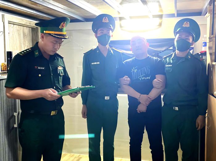 Lực lượng Biên phòng thành phố Đà Nẵng đọc lệnh bắt giữ một đối tượng liên quan ma túy. Ảnh: BÁ VĨNH