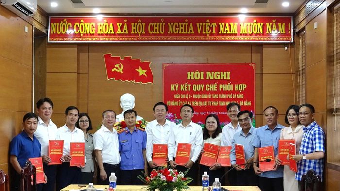 Chi bộ 6 thuộc Đảng ủy Tòa án nhân dân khu vực 6 thành phố Đà Nẵng ký kết quy chế phối hợp công tác với Đảng ủy các xã trên địa bàn hạt tư pháp Tòa án nhân dân khu vực 6. Ảnh: N.Q