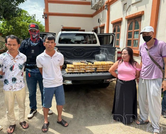 Các đối tượng cùng tang vật 31 bánh hêrôin bị Tổ công tác thường trực phòng, chống ma túy của Công an Điện Biên tại Lào bắt giữ.
