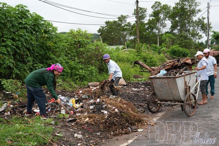 Người dân xã Mường Nhé tích cực tham gia thu gom rác.