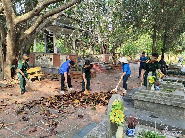 Khu vực Nghĩa trang Liệt sĩ Tủa Chùa được chỉnh trang với sự tham gia của lực lượng đoàn viên thanh niên và quân đội địa phương.