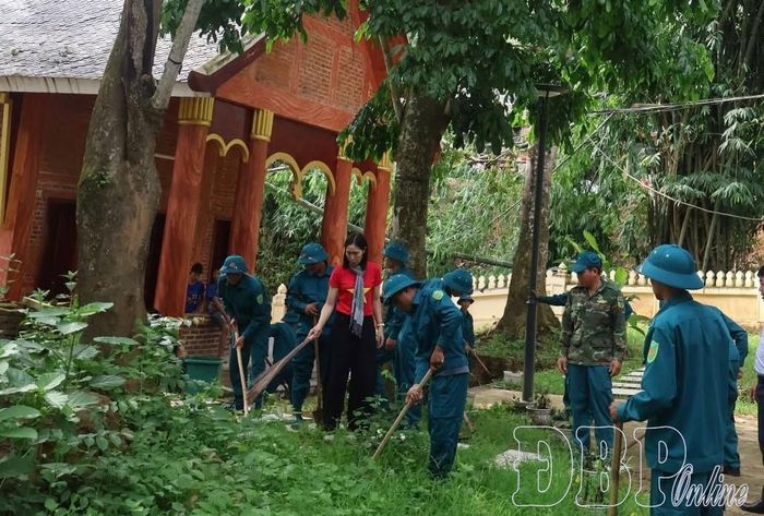 Vệ sinh môi trường, phát quang bụi rậm tại khu vực tháp cổ Mường Luân.