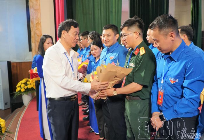 Chủ tịch UBND tỉnh Lê Văn Lương tặng hoa chúc mừng các đồng chí được kiện toàn nhân sự Hội Liên hiệp Thanh niên Việt Nam tỉnh Điện Biên khóa VI, nhiệm kỳ 2024 - 2029.