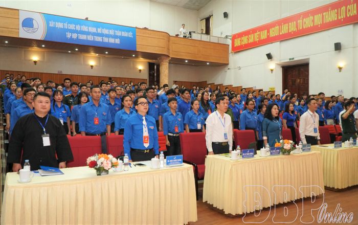 Đại biểu thực hiện nghi thức chào cờ tại Hội nghị Đại biểu Hội Liên hiệp Thanh niên Việt Nam tỉnh Điện Biên khóa VI.
