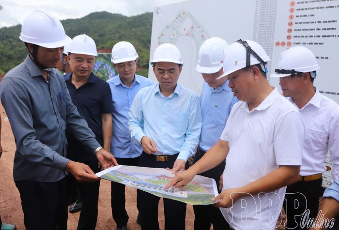 Phó Chủ tịch UBND tỉnh Nguyễn Văn Đoạt xem phối cảnh khu nhà công vụ thuộc công trình Trường PTNT liên cấp TH&THCS xã Quảng Lâm.
