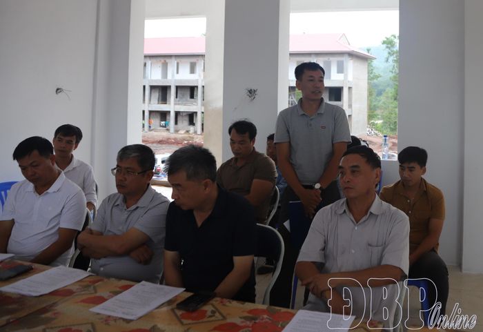 Đại diện nhà thầu báo cáo tiến độ thi công Công trình Trường PTNT liên cấp TH&THCS xã Nậm Kè.