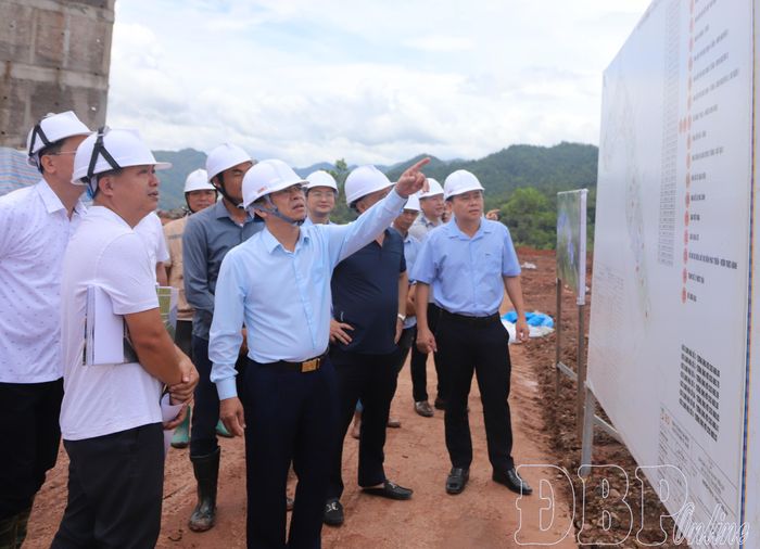 Phó Chủ tịch UBND tỉnh Nguyễn Văn Đoạt kiểm tra mặt bằng định vị công trình Trường PTNT liên cấp TH&THCS xã Quảng Lâm.