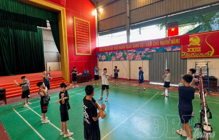 Học viên lớp năng khiếu cầu lông tại xã Mường Ảng khởi động trước khi tập luyện.