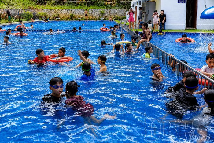 Lớp học bơi tại xã Quài Tở góp phần trang bị kỹ năng bơi lội cho trẻ em trên địa bàn.