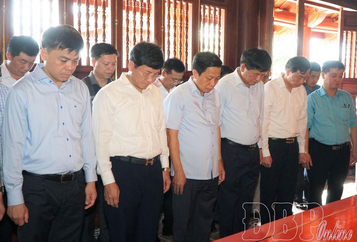Phó Chủ nhiệm UBKT Trung ương Hà Quốc Trị và đoàn công tác mặc niệm tưởng nhớ Chủ tịch Hồ Chí Minh.