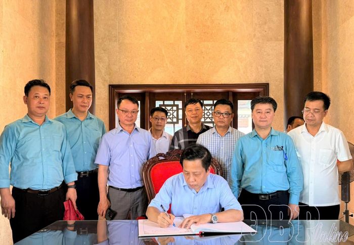 Phó Chủ nhiệm UBKT Trung ương Hà Quốc Trị ghi sổ lưu niệm tại Đền thờ Liệt sĩ tại Chiến trường Điện Biên Phủ.