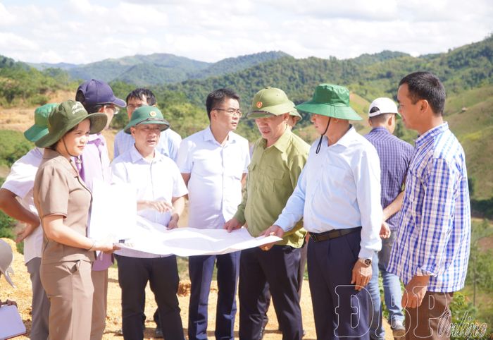 Đoàn công tác khảo sát thực tế tại bản Pá Chuông - Pá Dên, xã Na Son.