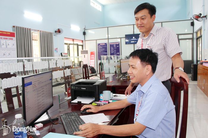 Cán bộ, công chức xã Gia Kiệm ứng dụng công nghệ thông tin, chuyển đổi số trong thực hiện nhiệm vụ chuyên môn.