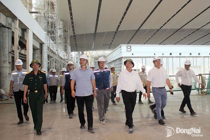 Bộ trưởng Bộ Xây dựng Trần Hồng Minh kiểm tra tiến độ thi công công trình nhà ga hành khách Sân bay Long Thành. Ảnh: Phạm Tùng