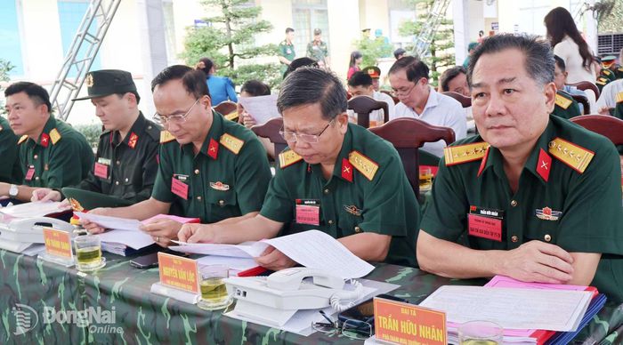 Thủ trưởng Bộ Tham mưu Quân khu 7, Bộ Chỉ huy Quân sự thành phố và các cơ quan, đơn vị dự khai mạc. Ảnh: Nguyệt Hà