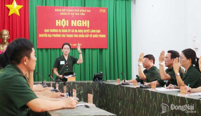 Các đại biểu dự Hội nghị Đảng ủy xã Tân Tiến thống nhất cao về lãnh đạo chuyển địa phương vào các trạng thái trong diễn tập. Ảnh: Nguyệt Hà