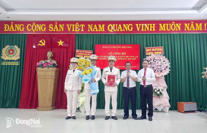 Đồng chí Thái Thanh Phong, Phó Bí thư Đảng ủy, Chủ tịch UBND phường Biên Hòa chúc mừng thành lập Đảng bộ Công an phường Biên Hòa. Ảnh: Hải Long