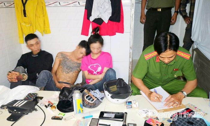 Công an phường Mỹ Ngãi bắt quả tang nhóm đối tượng tổ chức sử dụng trái phép chất ma túy. Ảnh: PHƯỚC THANH