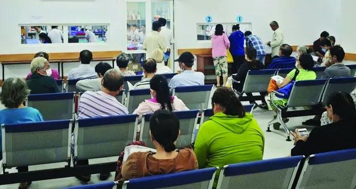 Người dân chờ khám chữa bệnh tại Bệnh viện An Bình, TPHCM (ẢNH: NGỌC HUYỀN)