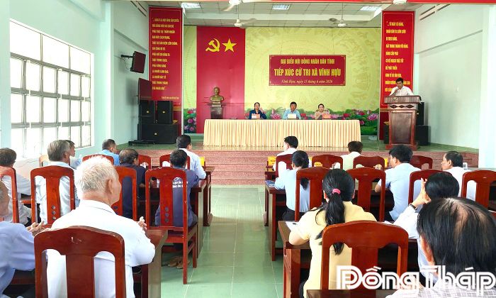 Quang cảnh đại biểu HĐND tỉnh tiếp xúc cử tri Vĩnh Hựu.