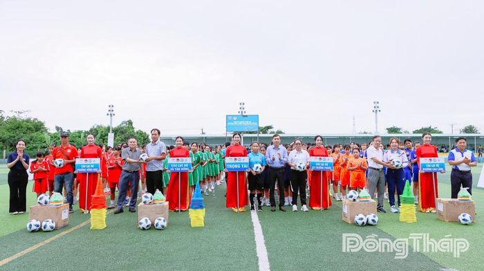 VFF trao tặng trang thiết bị phục vụ tập luyện và thi đấu cho các câu lạc bộ.