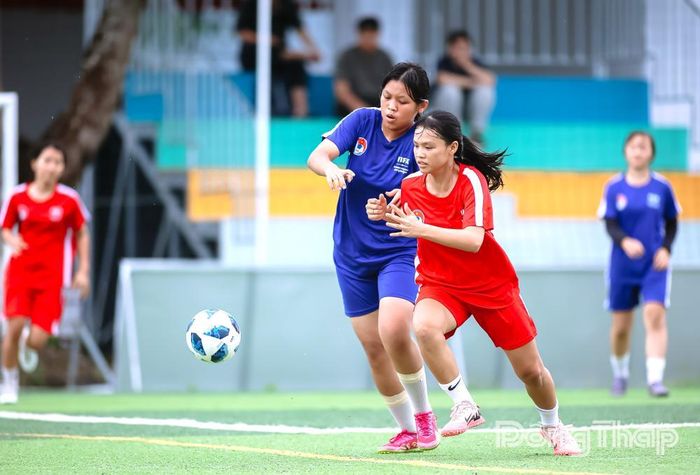 Các cầu thủ nữ trẻ thi đấu sôi nổi trong khuôn khổ Festival bóng đá nữ trẻ 2026.