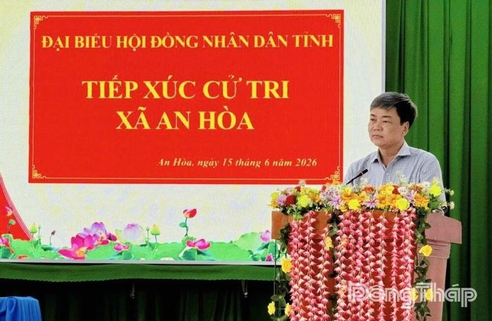 Đại biểu Phạm Văn Chuẩn, Ủy viên Ban Thường vụ Tỉnh ủy, Phó Chủ tịch Thường trực HĐND tỉnh Đồng Tháp, làm rõ một số nội dung cử tri xã An Hòa quan tâm tại buổi tiếp xúc.