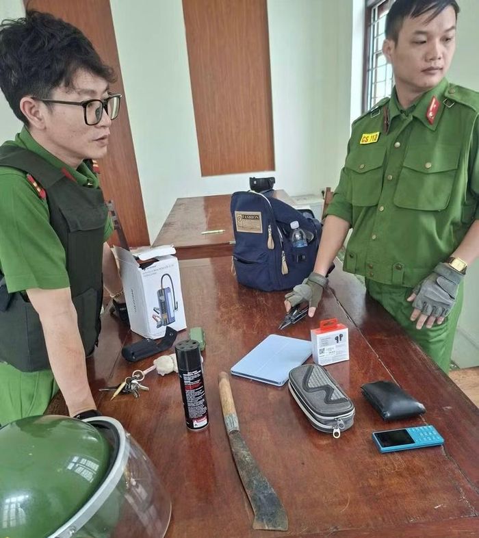  Lực lượng Cảnh sát 113 thu giữ chiếc dao mà đối tượng Hùng mang theo vào trường học. Ảnh: ĐVCC 
