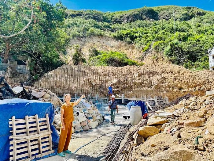 Công trình tường chắn khắc phục sạt lở núi khu vực Hải Minh ngoài (phường Quy Nhơn) đang thi công, dự kiến hoàn thành trong tháng 8-2026. Ảnh: H.T