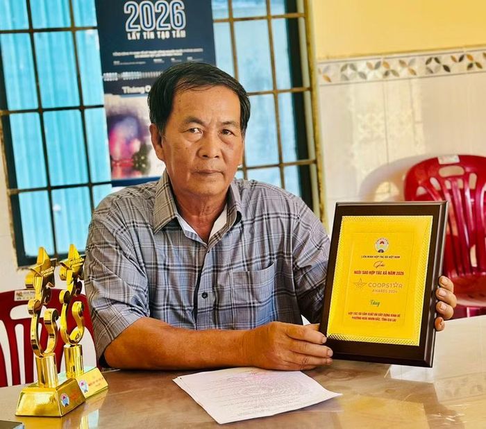 Ông Nguyễn Xuân Thạch chia sẻ về hành trình giữ vững danh hiệu “Ngôi sao Hợp tác xã” 3 năm liên tiếp. Ảnh: Hồng Thương
