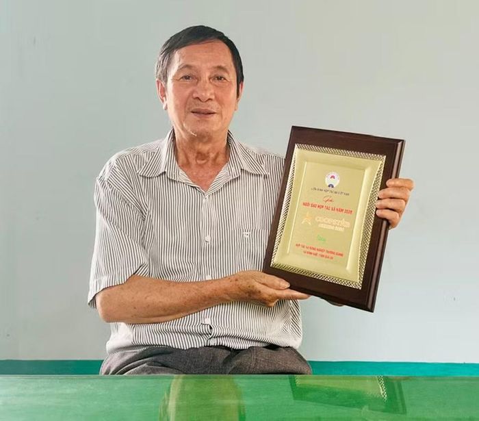 Ông Trần Đình Thọ: “Uy tín và chất lượng là nền tảng cho sự phát triển bền vững của HTX”. Ảnh: Hồng Thương