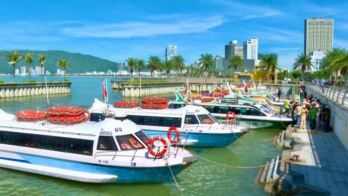 Điểm đón, trả khách du lịch thuộc tuyến đường thủy nội địa Hải Cảng - Nhơn Châu tại Bến Mũi Tấn (đường Xuân Diệu, phường Quy Nhơn) tấp nập ngày đầu tiên đi vào hoạt động. Ảnh: Nhật Trường