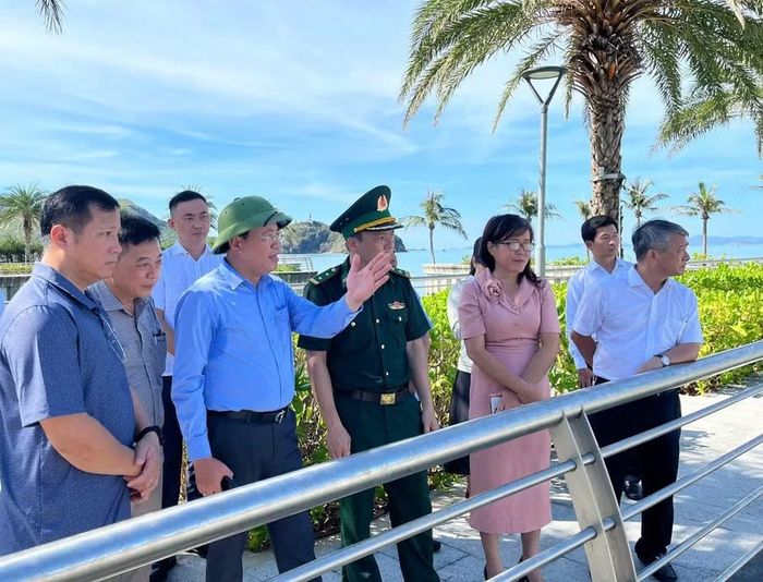 Chủ tịch UBND tỉnh Phạm Anh Tuấn (hàng trên, thứ 3 từ trái sang) chỉ đạo tại hiện trường kiểm tra. Ảnh: Nhật Trường