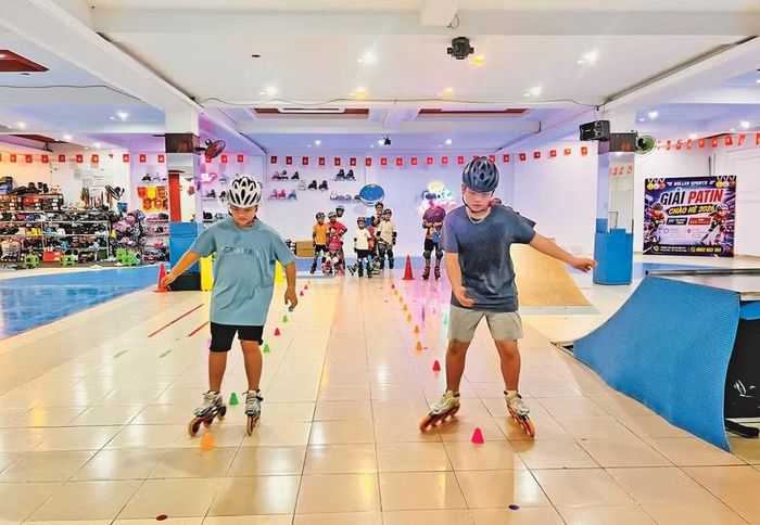 Thiếu nhi hào hứng tập luyện tại sân trượt patin HM (86 Lê Duẩn, phường Quy Nhơn). Ảnh: M.N
