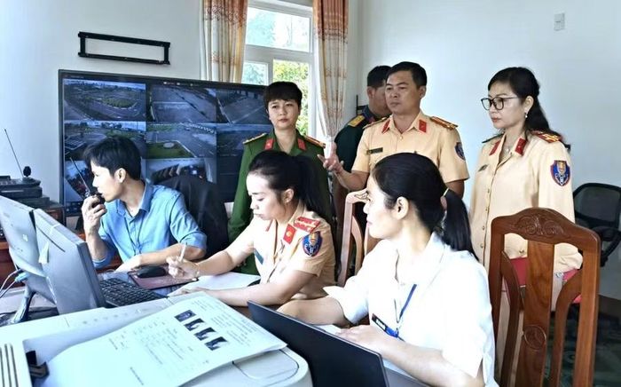 Đoàn công tác kiểm tra toàn diện các khâu trong quy trình sát hạch. Ảnh: Mạnh Hà