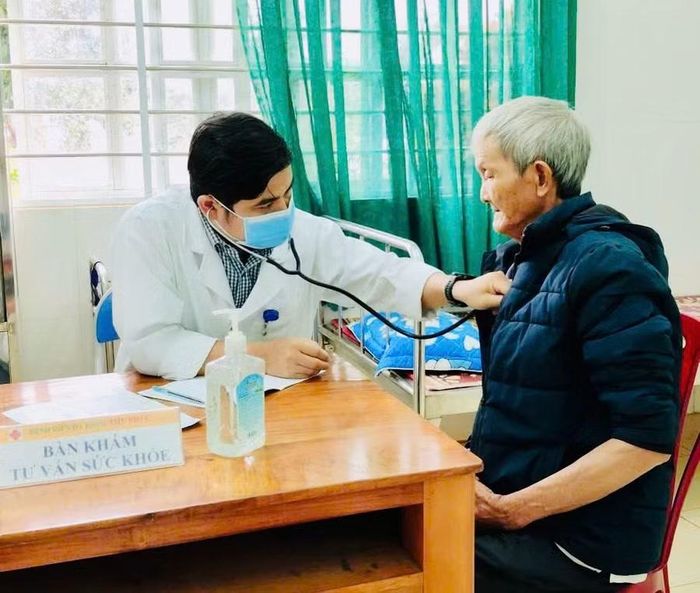 Bác sĩ thăm khám cho bệnh nhân mắc SXH tại Bệnh viện Đa khoa Gia Lai ngày 10-6. Ảnh: N.N