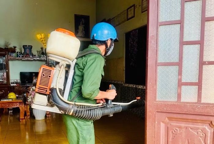 Nhân viên y tế xử lý ổ dịch sốt xuất huyết trên địa bàn xã Ia Nan ngày 12-6. Ảnh: N.N